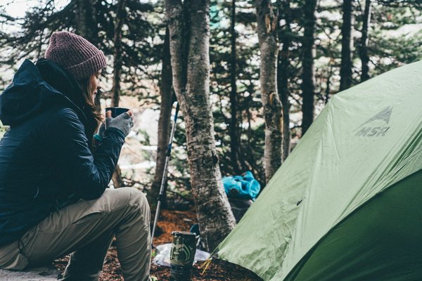 Comment choisir les meilleurs matériaux pour vêtements de pluie en camping ?