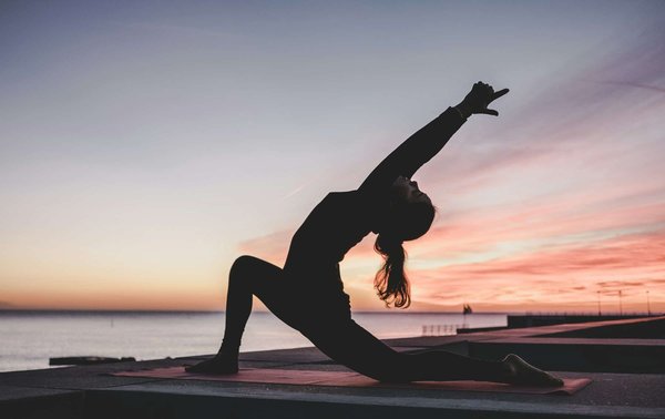Comment choisir une croisière qui offre des séances de yoga et de fitness face à l'océan au lever du soleil ?